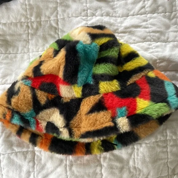 Fluffy Bucket hat - Picture 2 of 3